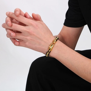 Herren Lederarmband geflochten mit goldfarbenem Edelstahlverschluss am Handgelenk