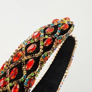 Serre-tête large baroque avec strass marquise rouges et grille de cristaux colorés