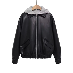 Veste à capuche en similicuir noir pour femme avec capuche en maille grise et coupe ample