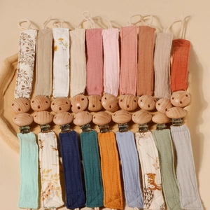 Attaches tétines en coton avec boucle en bois de hêtre aux motifs et couleurs variés