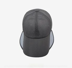 Draufsicht auf dunkelgraue atmungsaktive Mesh-Baseballkappe mit Logo auf der Vorderseite