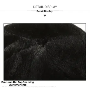 Vue détaillée de la couture précise sur le dessus d'un chapeau d'hiver noir