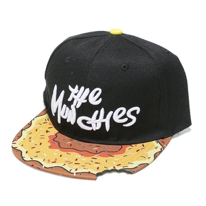 Détail de la broderie 3D Munchies et du bord imprimé donut avec une découpe unique