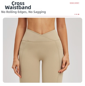 Détail du pantalon de yoga taille haute croisée kaki avec poches et coutures lisses