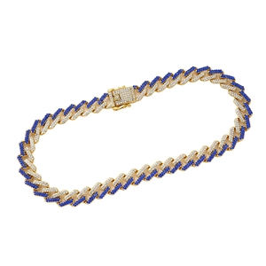 Collier chaîne cubaine hip hop dorée de luxe avec pierres bleues et blanches sur fond blanc
