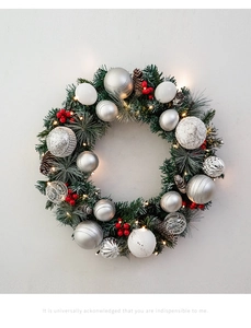 Detailopname van een 45cm Noordse kerstkrans met zilveren ballen, dennenappels en LED-verlichting