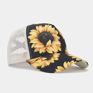 Dettaglio del cappellino girasole con rete bianca traspirante e cuciture sulla visiera