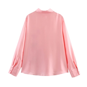 Chemise élégante en satin de soie rose pour femme avec revers et vue de dos soignée