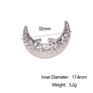 Detailed view of hammered moon ring with 32mm width and 17.4mm inner diameter specs