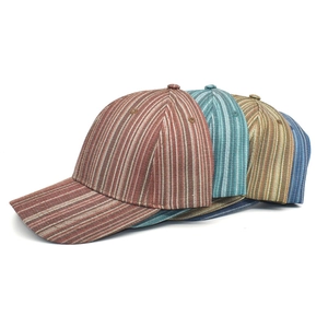 Détail de casquettes de baseball en coton rayé en marron, vert, jaune et bleu
