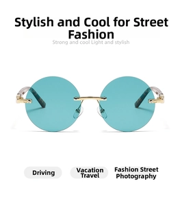 Nahaufnahme der runden randlosen Retro-Sonnenbrille mit blaugrünen Gläsern und Goldsteg