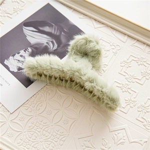 Detail van de pistachegroene haarklem van imitatiebont met zachte pluche textuur