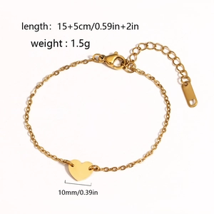 Bracelet doré en acier inoxydable avec pendentif cœur et dimensions sur fond blanc