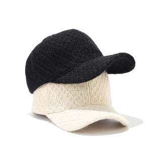 Casquettes de baseball tricotées noir et crème avec un tissu texturé de qualité
