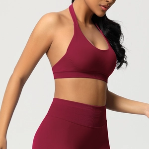 Détail de la brassière de sport dos nu sans couture et du legging taille haute bordeaux