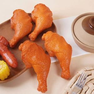 Set di cosce di pollo realistiche da 15 cm, salsicce e mais su un vassoio di legno