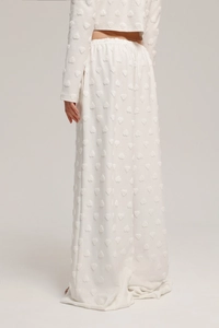 Détail de l'ensemble blanc deux pièces avec texture de cœur floquée et jambe large