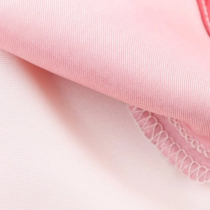 Primer plano de la textura de raso rosa del vestido midi y detalles de las costuras