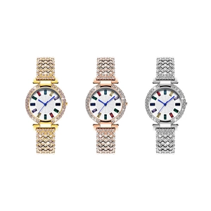 Montre de luxe à strass avec index en cristal coloré et bracelet en trois tons