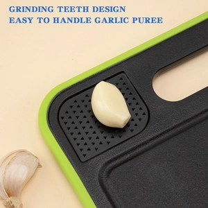 Multifunctional defrosting cutting board with grinding teeth design for garlic puree