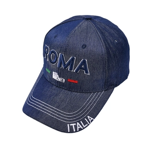 Détail de la casquette baseball denim vintage avec broderie Roma et texte Italia