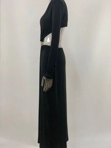 Dettaglio vestito nero maniche lunghe con tagli laterali e anelli metallici dorati