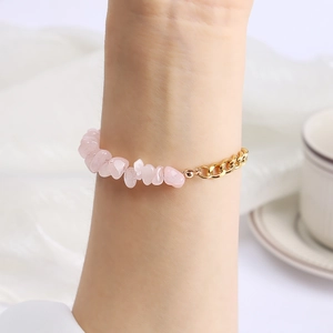 Bracelet en acier inoxydable doré avec pierres roses naturelles pour femme sur fond blanc
