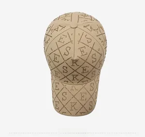 Vue de dessus d'une casquette beige avec strass en losange et lettres ESKR