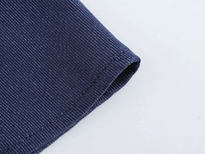 Gros plan détaillé de l'ourlet cousu et de la texture tissée bleu marine de la robe