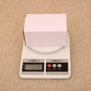 Detailed weight measurement showing 115g for the resin Christmas ornament packaging