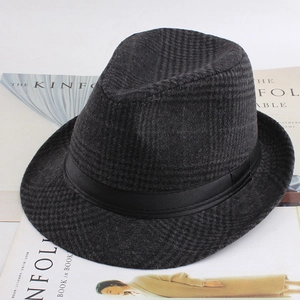Chapeau fedora pour homme en laine à carreaux gris foncé avec ruban noir, vue à 45 degrés