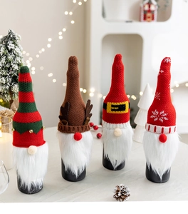 Detaillierte gestrickte Weihnachtszwerg-Weinflaschenhüllen für festliche Tischdekoration