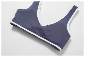Gros plan d'un soutien-gorge de sport bleu ardoise avec bordure contrastée blanche