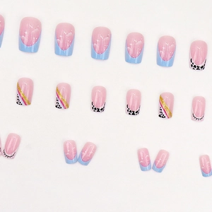 Faux ongles French arc-en-ciel avec motifs de vache et nuages bleus en kit complet