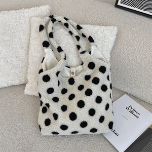 Detailansicht der flauschigen Tasche mit Polka Dots und praktischem Metalldruckknopf