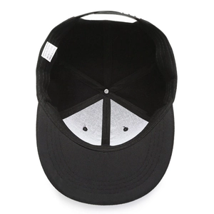 Vista interna de una gorra de béisbol negra de poliéster mostrando costuras y materiales