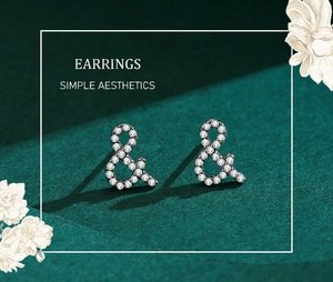 Détail des boucles d'oreilles esperluette en argent S925 avec zircons sertis