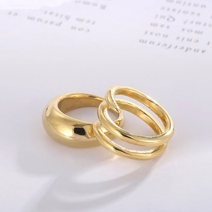 Minimalistisches Goldring-Set mit breitem glattem Band und mehrlagigem Spiral-Design