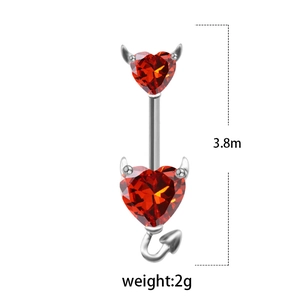 Détail du piercing nombril cœur de diable avec zircon rouge, pesant 2g et mesurant 3,8cm