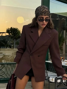 Dettaglio di un blazer marrone a doppiopetto con risvolto classico in stile urban chic