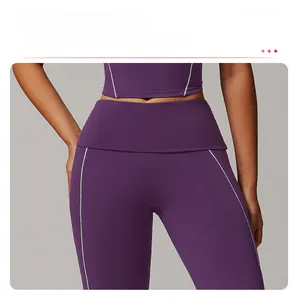 Détail de la taille haute repliée et des coutures contrastées sur l'ensemble de yoga