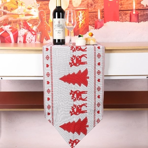 Détail du chemin de table de Noël tricoté avec motif de renne dans un décor festif