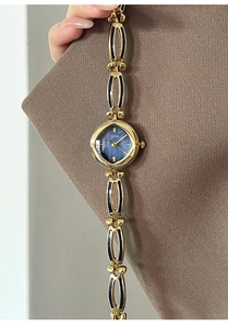 Detail of GEDI small dial watch with golden chain bracelet and navy blue textured face