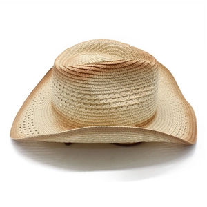 Dettaglio ravvicinato di cappello da cowboy in paglia intrecciata con bordi sfumati