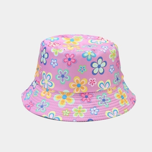 Détail du bob rose avec motifs floraux colorés et coutures de renfort sur le bord du chapeau