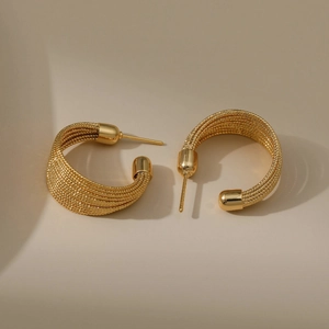 Pendientes de aro dorados en forma de C con textura de malla tejida y acabado en oro de 18 quilates