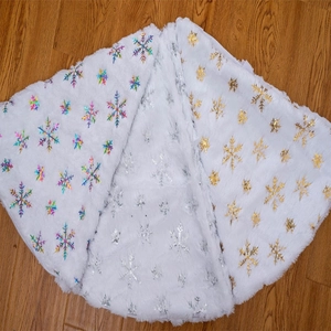 Tapis de sapin de Noël en fausse fourrure blanche avec flocons arc-en-ciel et or