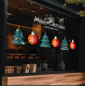 Detail von handgezeichneten Weihnachtsbaum-Fensteraufklebern mit Merry Christmas Schriftzug