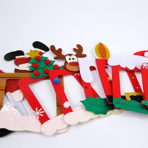 Detail van glitterende kerstbrillen van vilt met kerstmanlaarzen en rendierontwerp