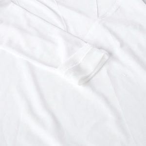 Gros plan du poignet en maille blanche transparente montrant la texture du tissu